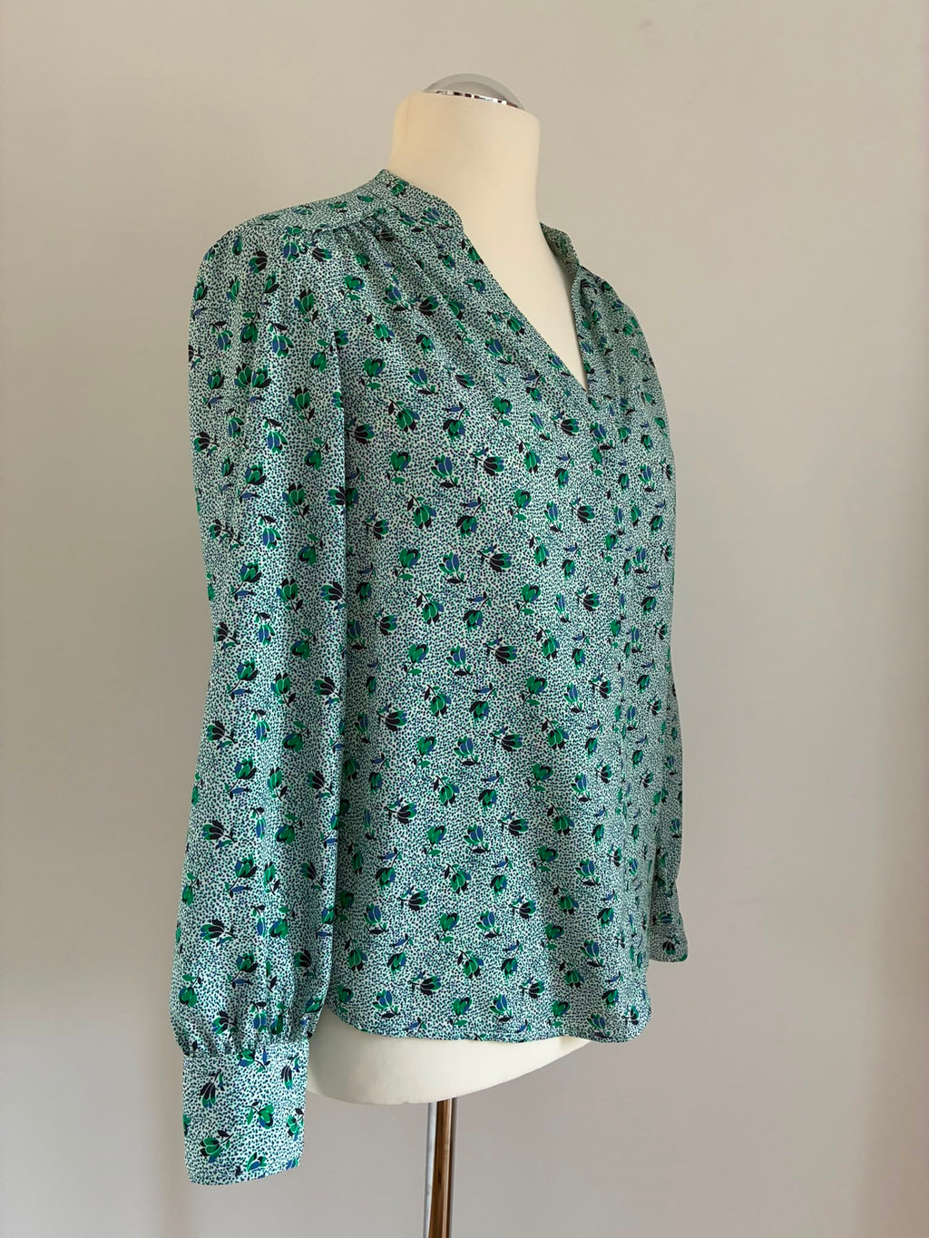 Boden Bluse mit Blumenmuster in Grün Größe 40