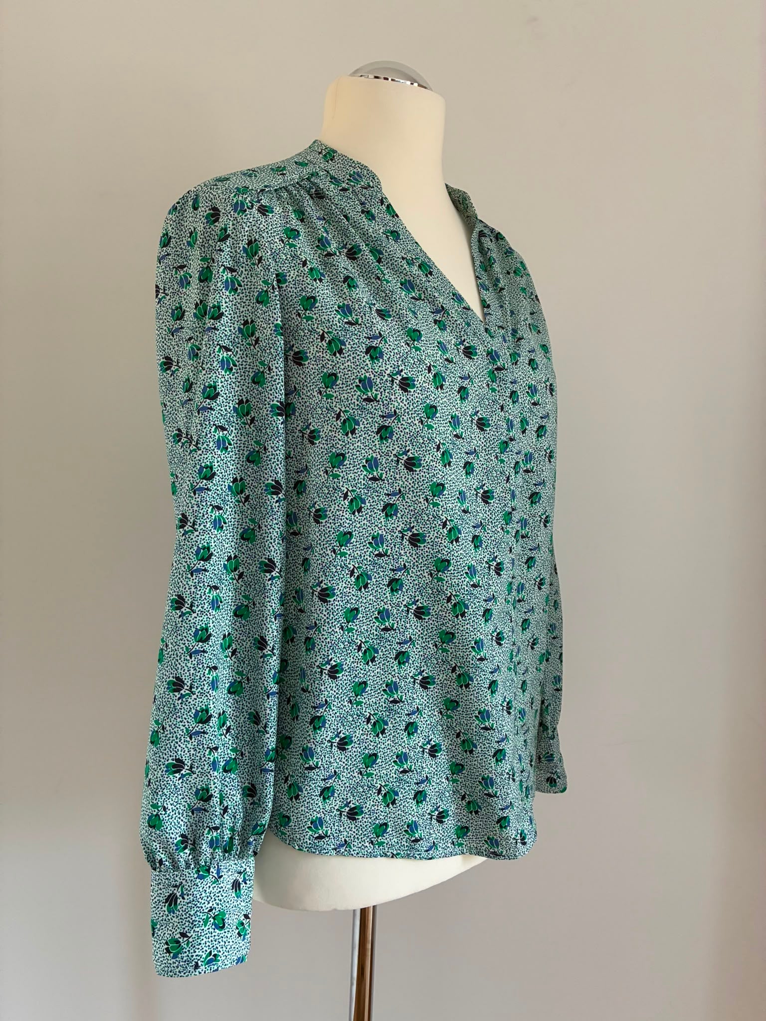 Boden Bluse mit Blumenmuster in Grün Größe 40