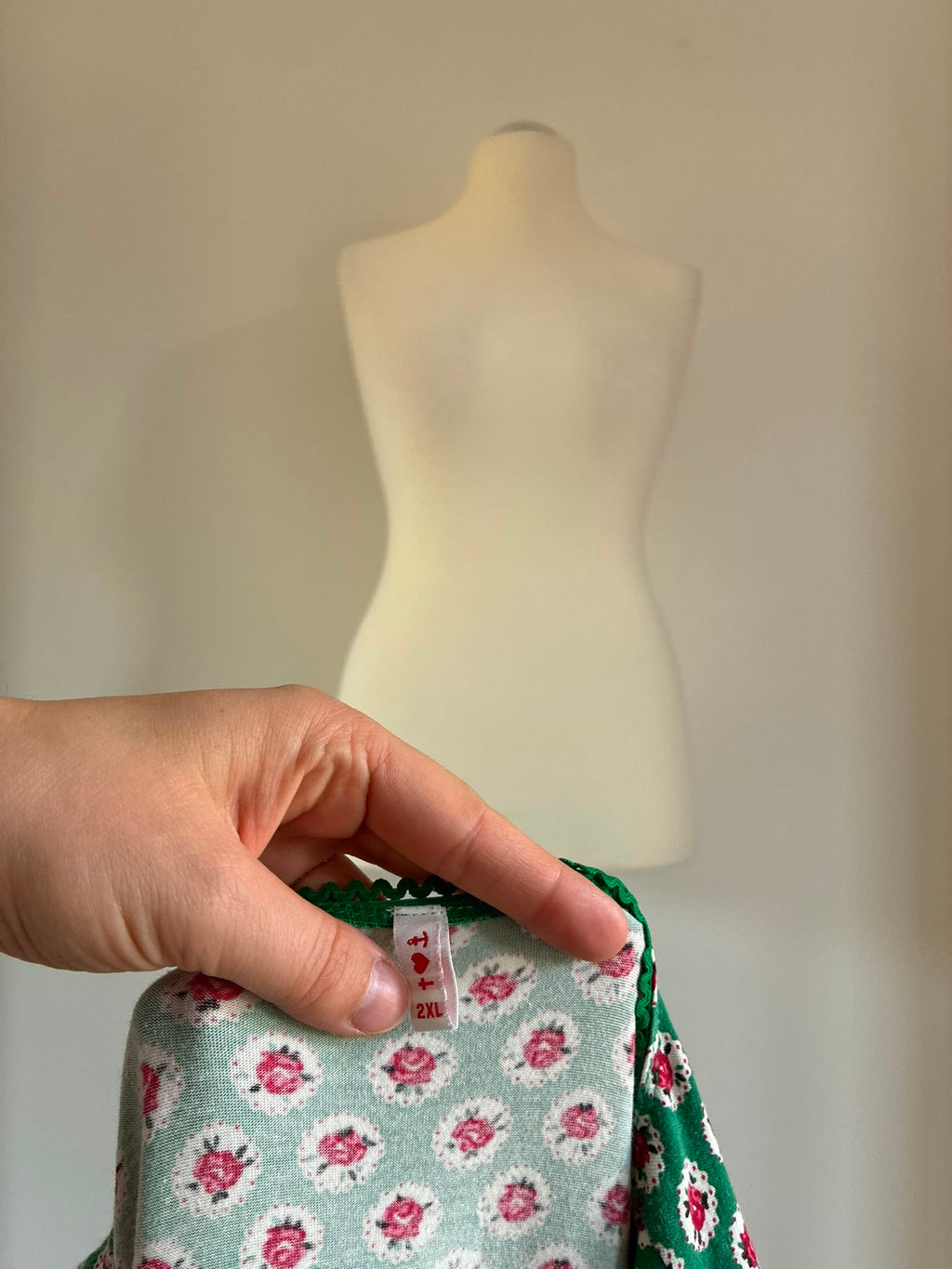 Blutsgeschwister Kleid mit Blumenmuster in Grün Größe 2XL