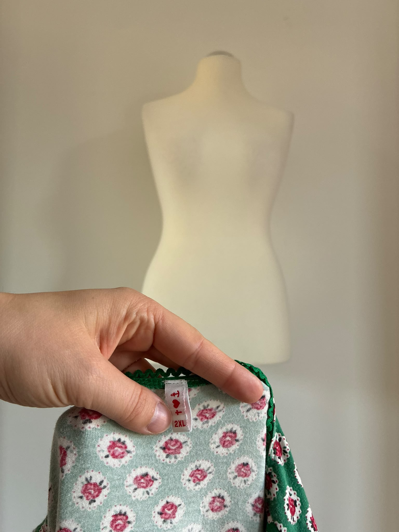 Blutsgeschwister Kleid mit Blumenmuster in Grün Größe 2XL