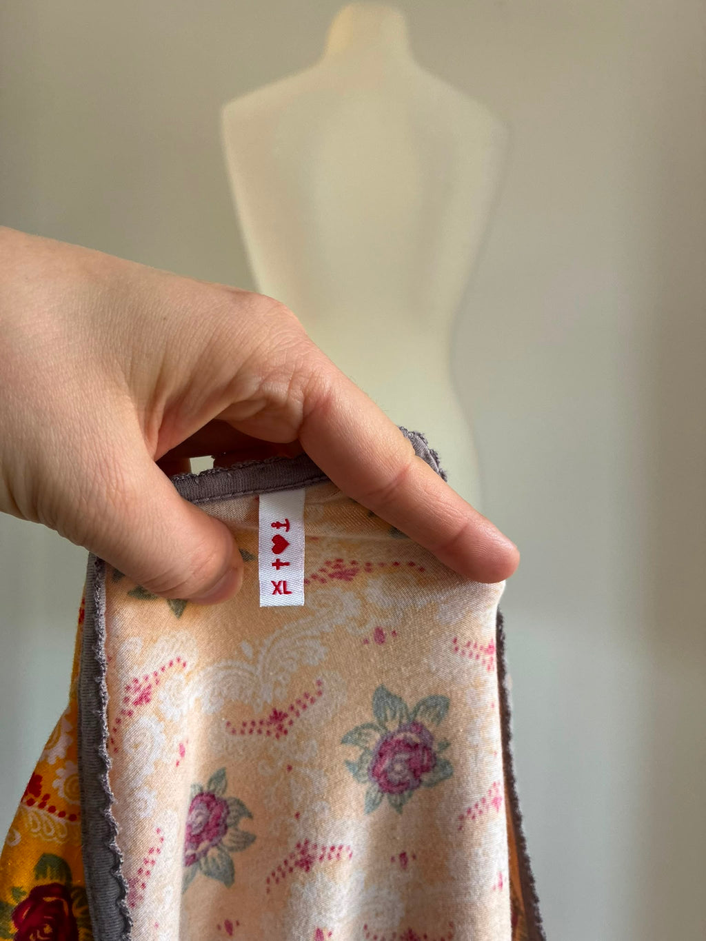 Blutsgeschwister Kleid mit Rosenmuster in Senfgelb Größe XL