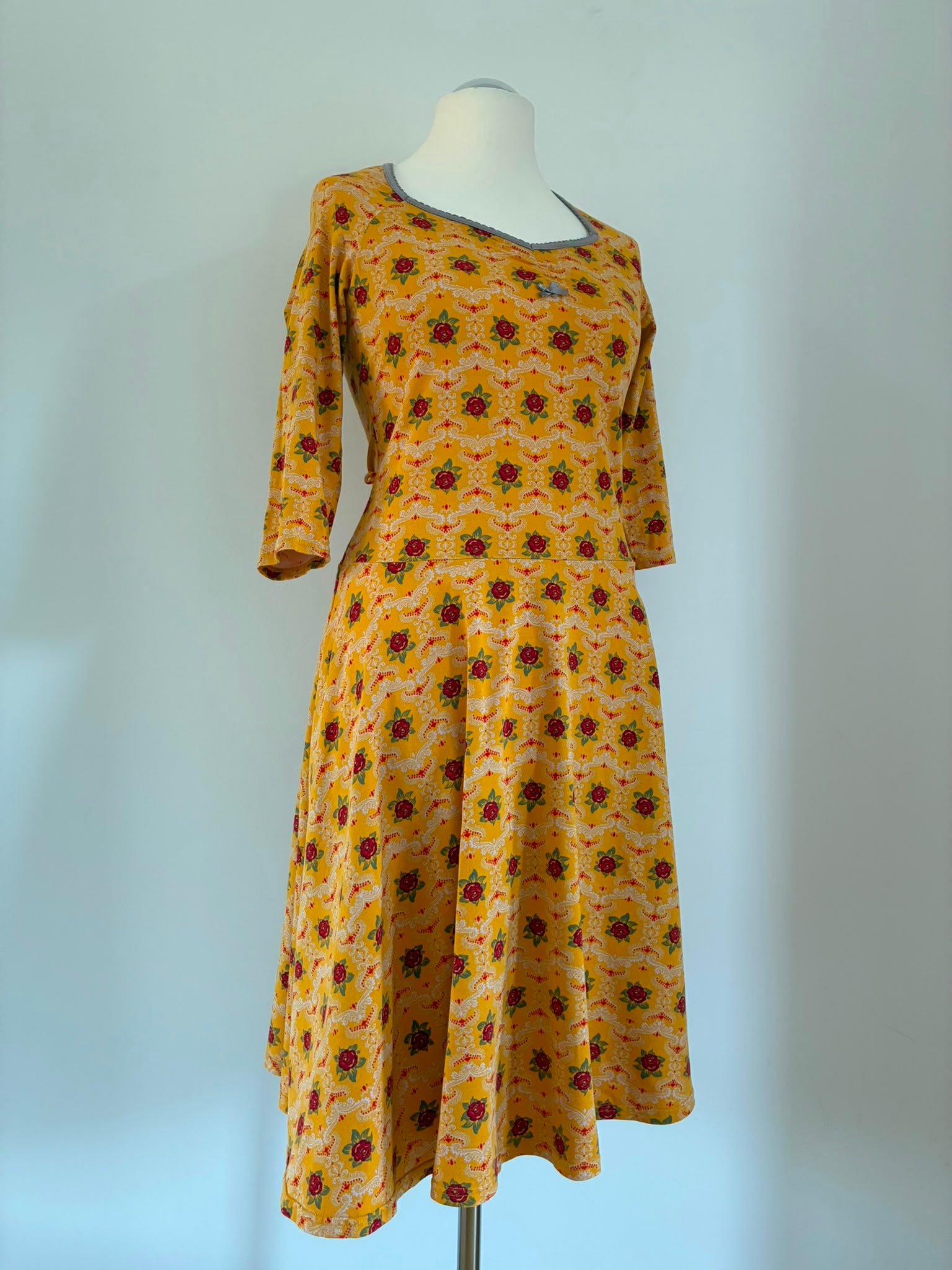 Blutsgeschwister Kleid mit Rosenmuster in Senfgelb Größe XL
