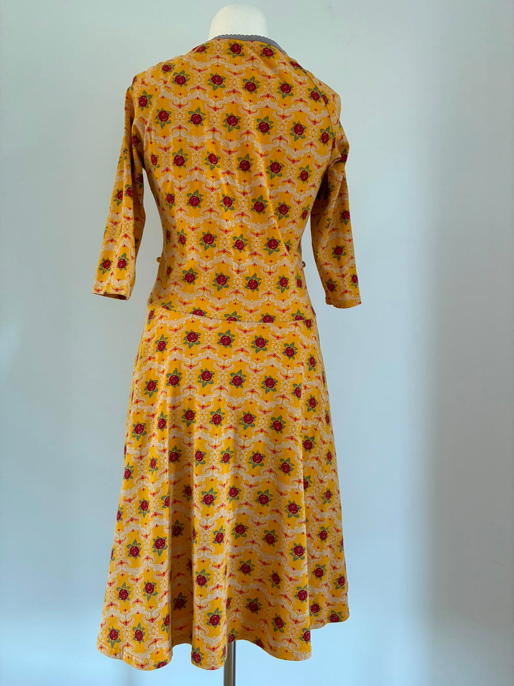 Blutsgeschwister Kleid mit Rosenmuster in Senfgelb Größe XL