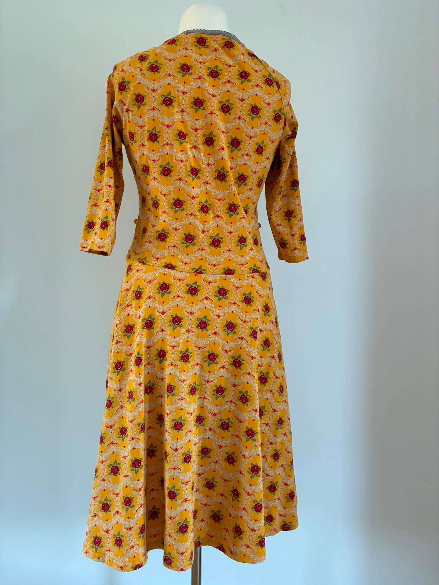 Blutsgeschwister Kleid mit Rosenmuster in Senfgelb Größe XL