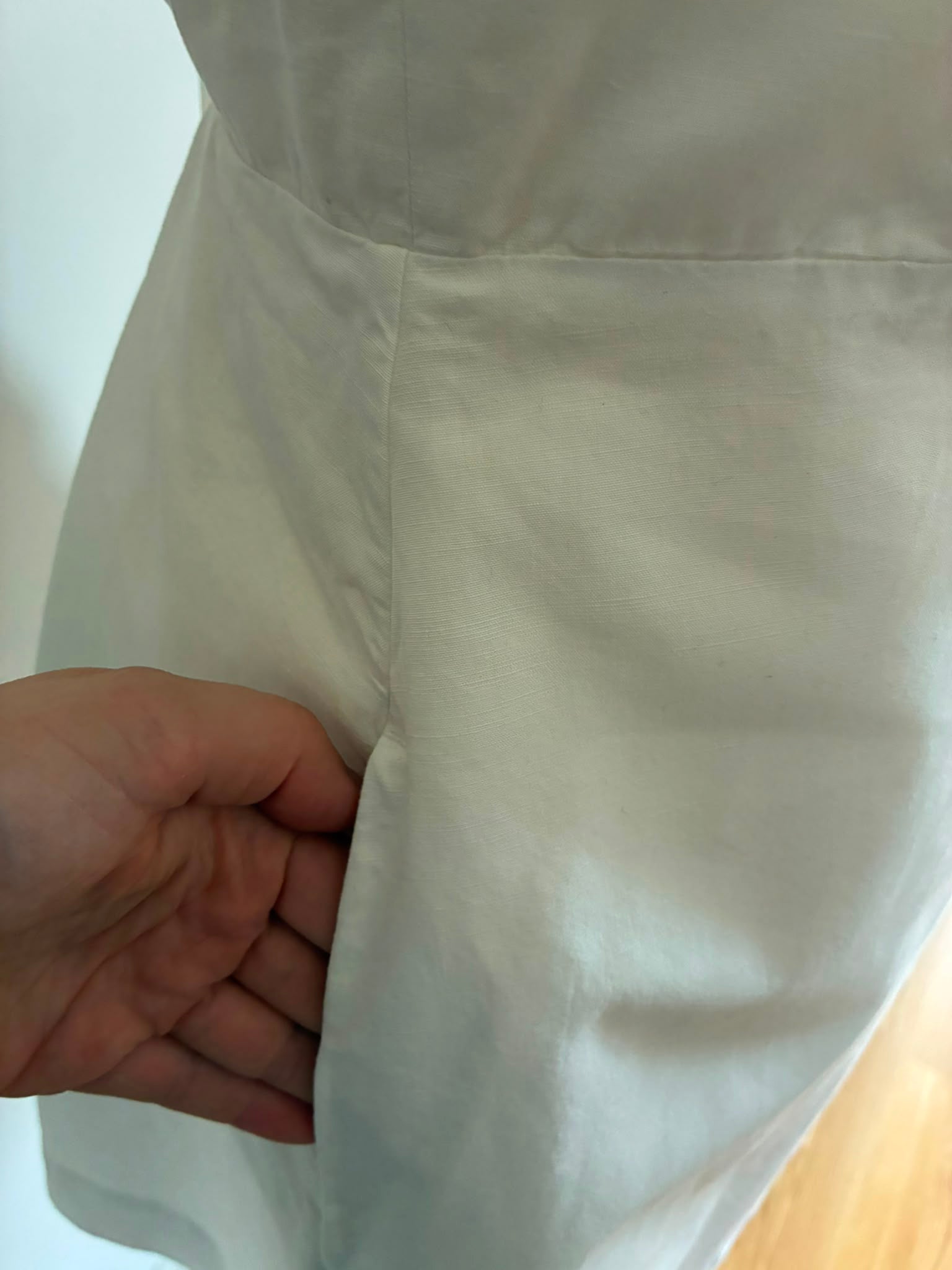 COS Leinenkleid, Detail Seitenschlitz und Verarbeitung
