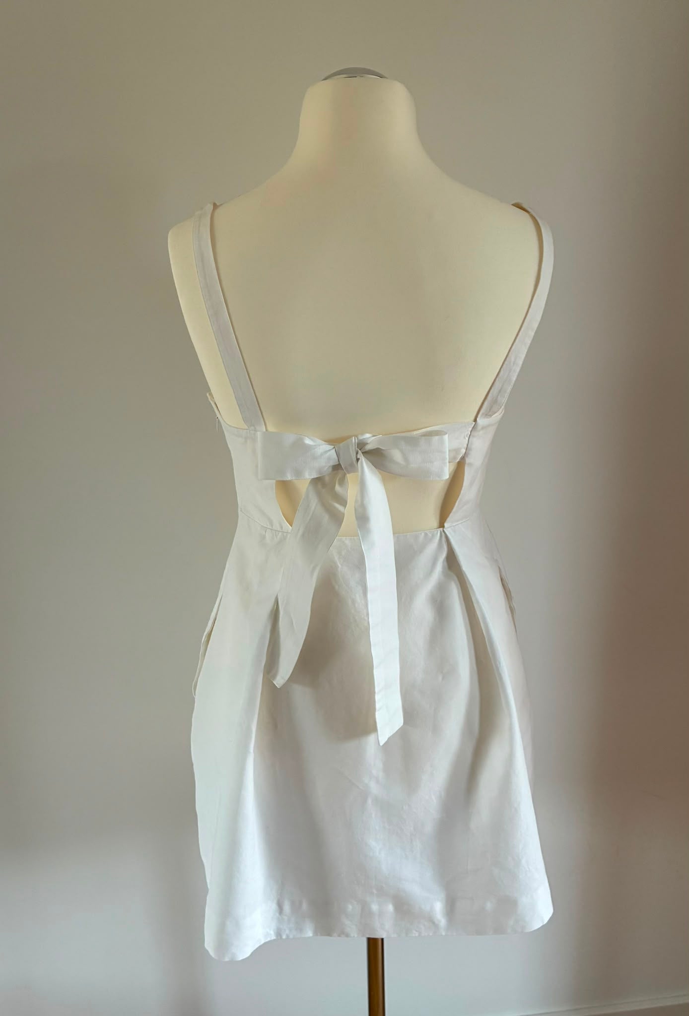 COS Leinenkleid in Weiß, offener Rücken mit Bindeschleife