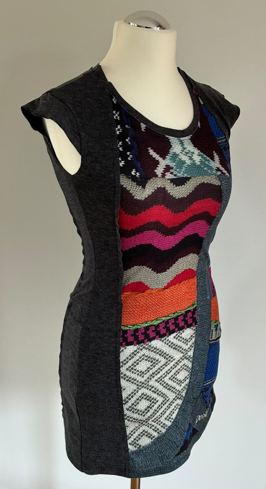 Außergewöhnliches Desigual Kleid mit Muster-Mix