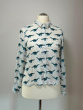 Sugarhill Brighton Bluse mit Dino-Muster in Weiß-Grün, Vorderansicht