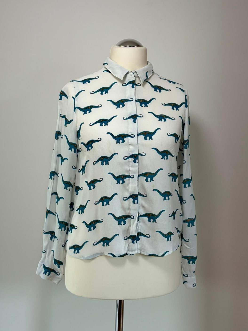 Sugarhill Brighton Bluse mit Dino-Muster in Weiß-Grün, Vorderansicht