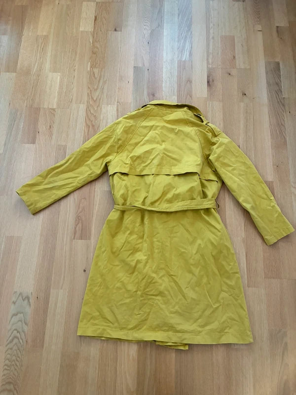 Senfgelber Trenchcoat, Rückansicht