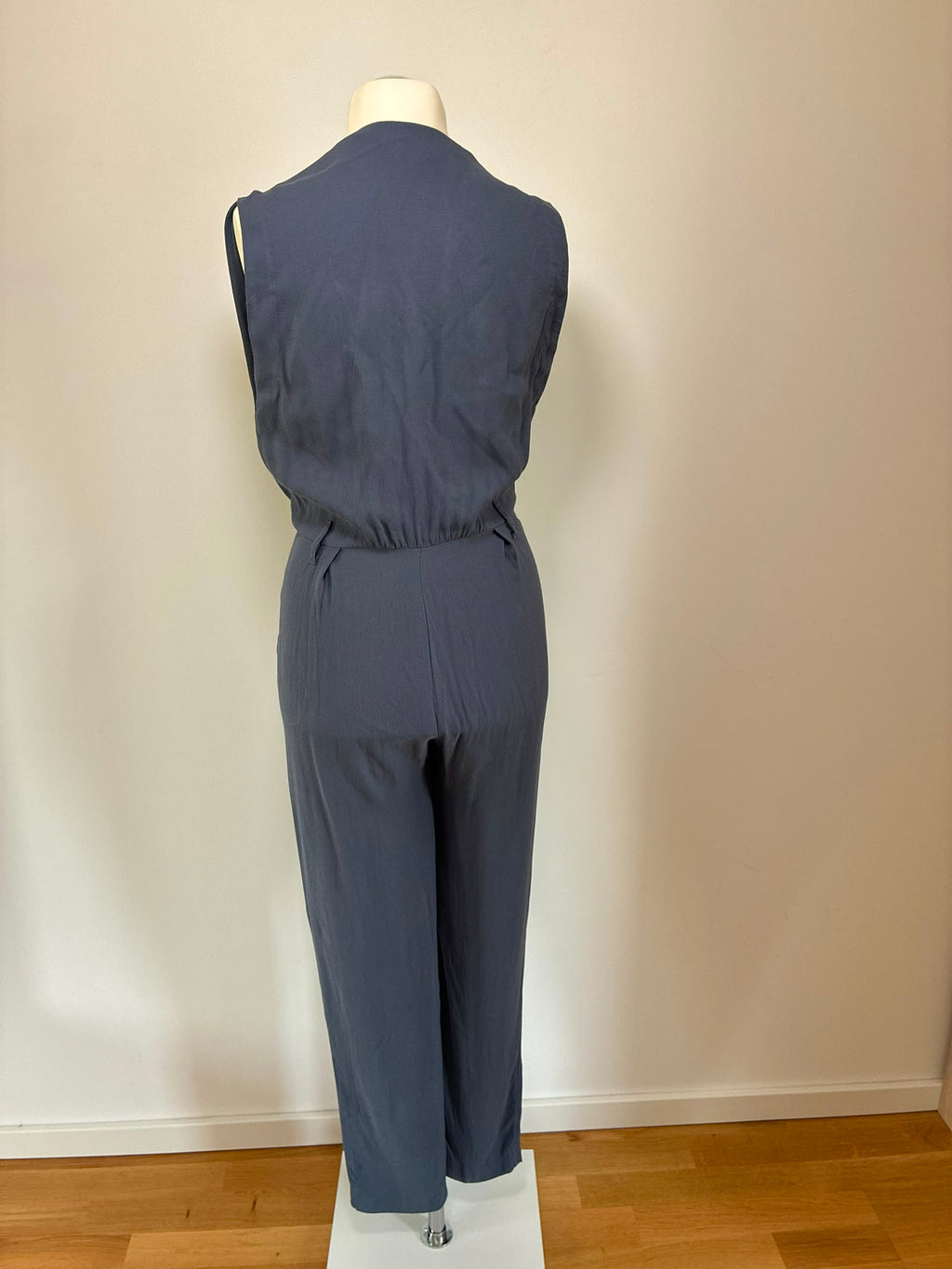 Hoss Intropia Jumpsuit in Rauchblau, Rückansicht