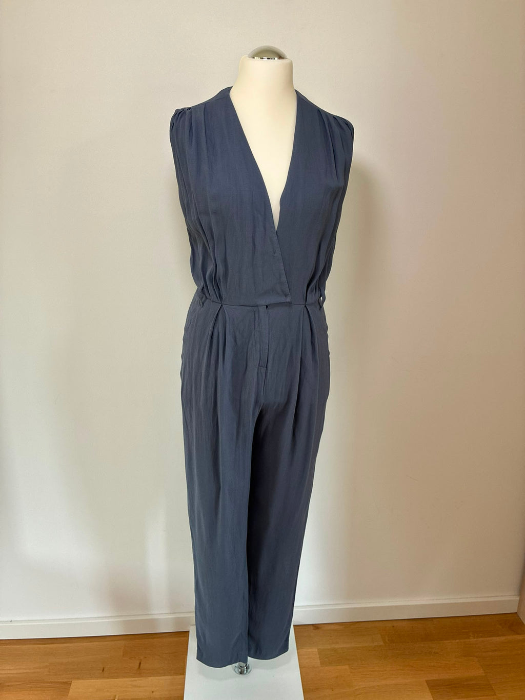 Hoss Intropia Jumpsuit in Rauchblau mit V-Ausschnitt, Vorderansicht