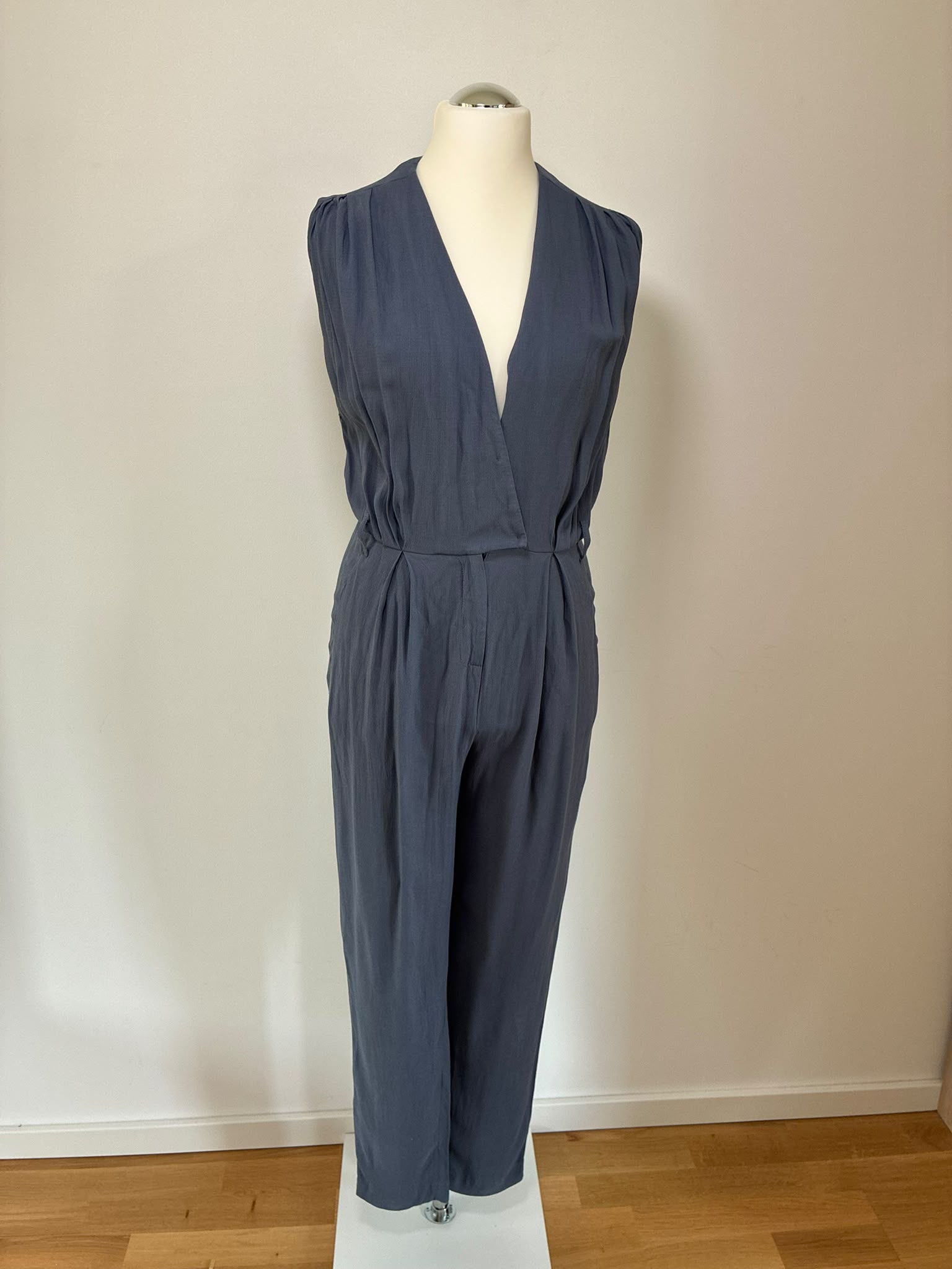 Hoss Intropia Jumpsuit in Rauchblau mit V-Ausschnitt, Vorderansicht