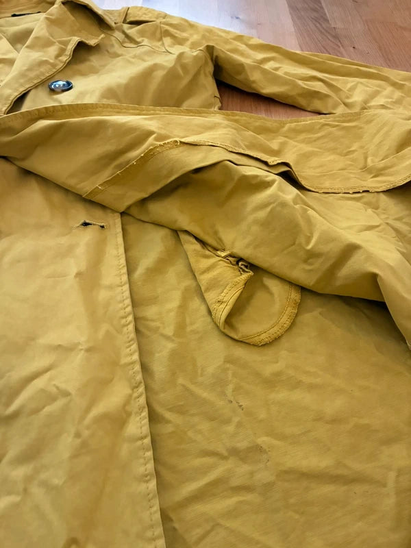 Trenchcoat, Innenfutter mit kleinem dunklem Fleck (Detailaufnahme)