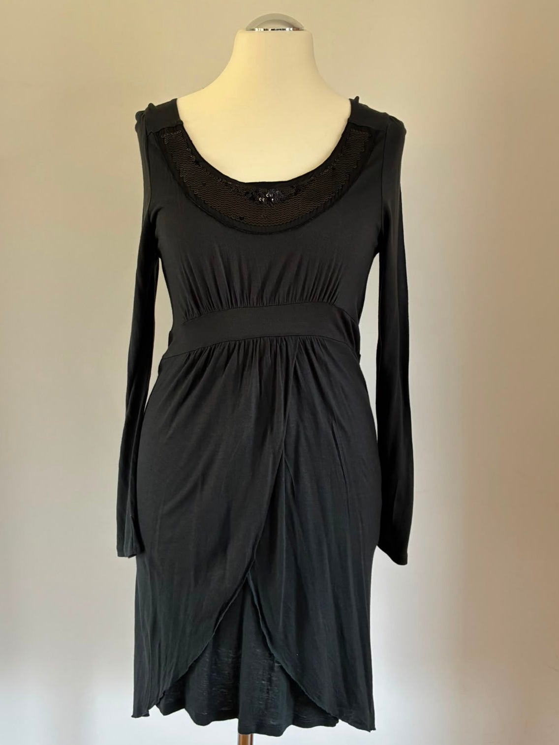 Noa Noa Kleid in Schwarz mit Paillettendetail, Vorderansicht