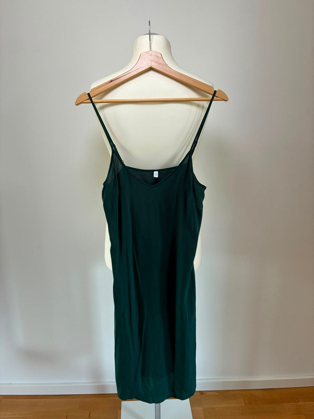 Separates dunkelgrünes Unterkleid zum Midikleid