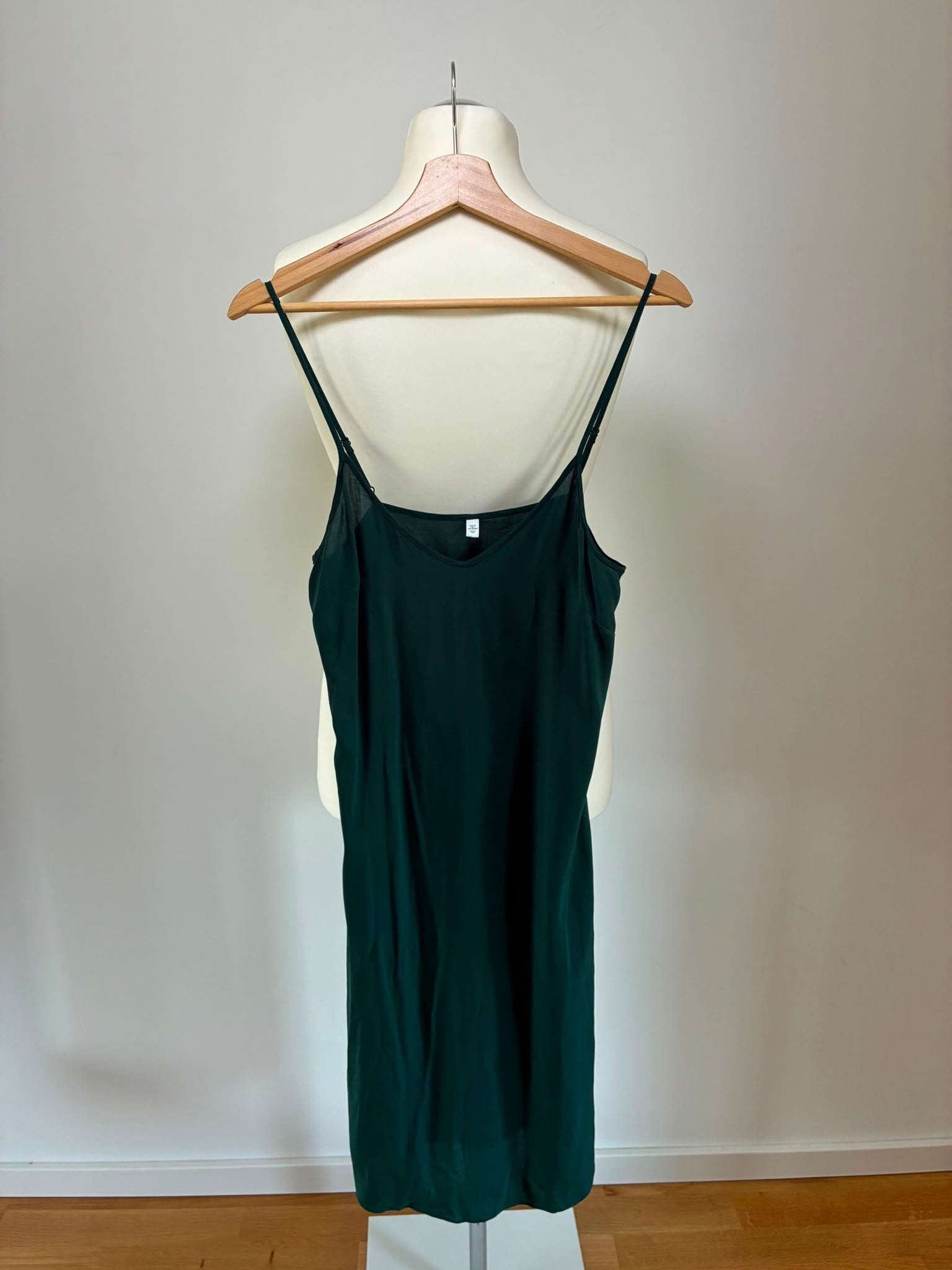 Separates dunkelgrünes Unterkleid zum Midikleid