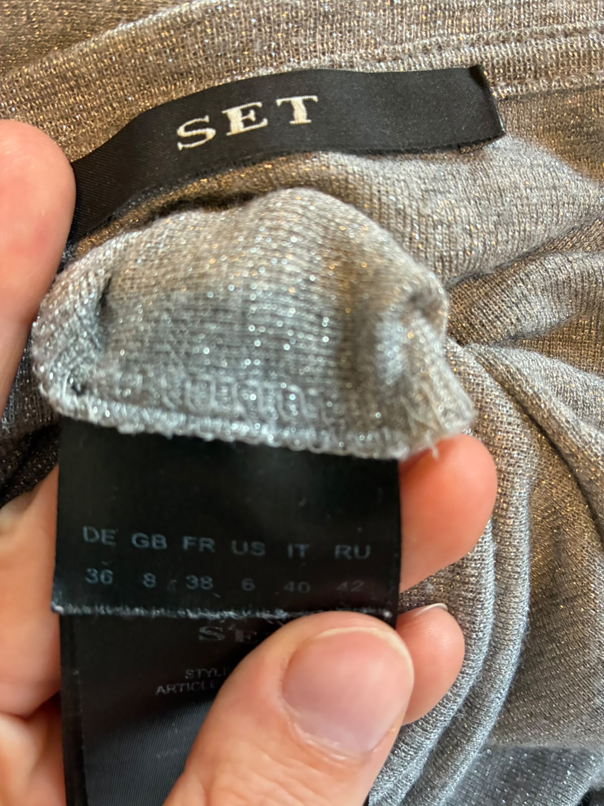 SET T-Shirt in Grau mit Schimmer und Brusttasche – Größe S / 36