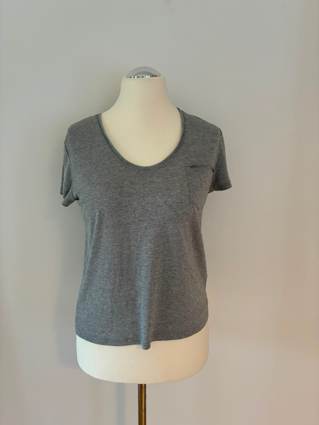 SET T-Shirt in Grau mit Schimmer und Brusttasche – Größe S / 36