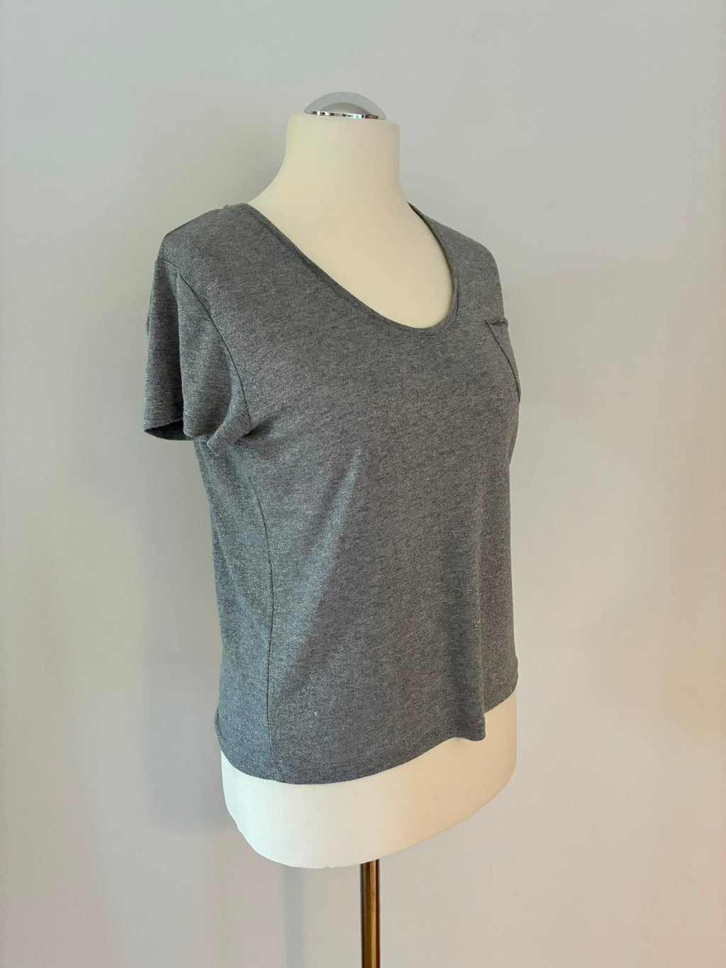 SET T-Shirt in Grau mit Schimmer und Brusttasche – Größe S / 36