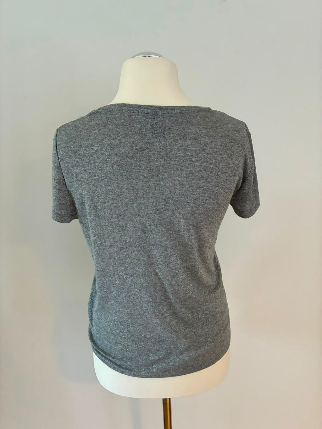 SET T-Shirt in Grau mit Schimmer und Brusttasche – Größe S / 36