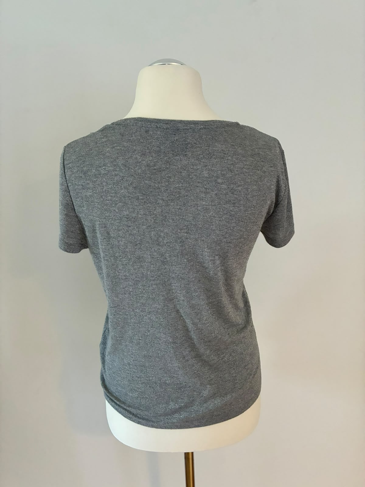 SET T-Shirt in Grau mit Schimmer und Brusttasche – Größe S / 36