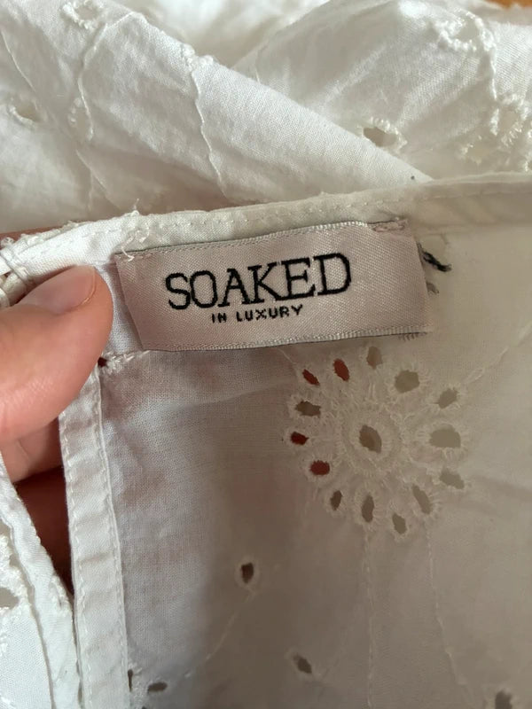 Soaked in Luxury Markenetikett und Lochstickerei-Detail