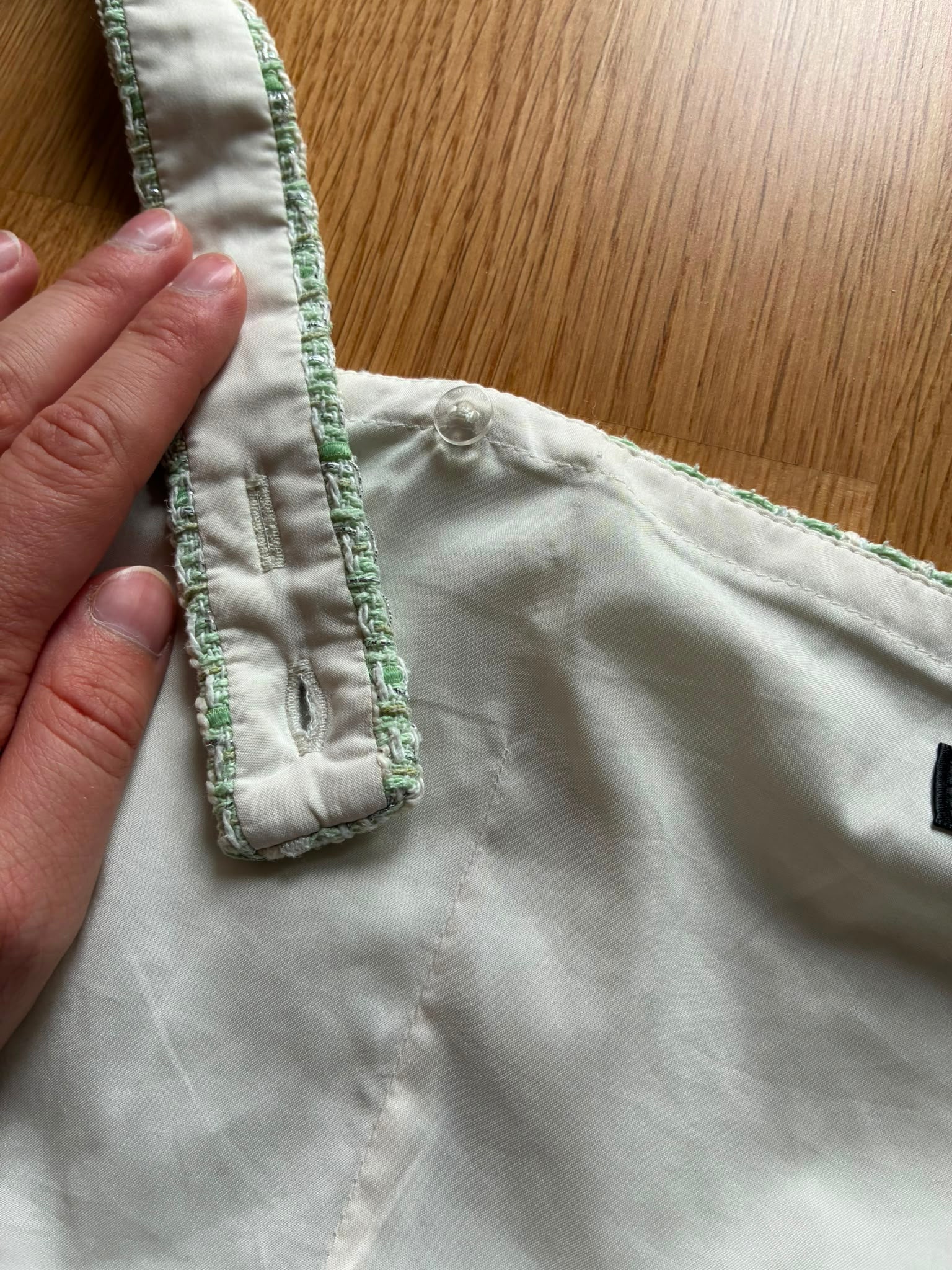 Hallhuber Bouclé-Top, Detail der Zierknöpfe