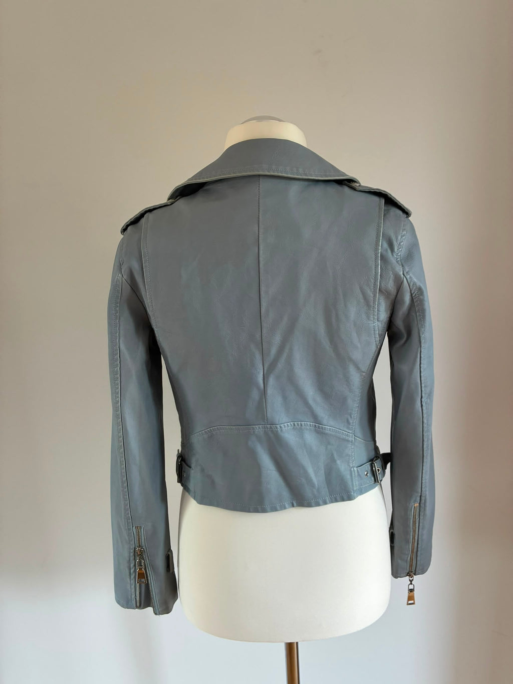 Besondere Twin Set Lederjacke Größe S 36 in Hellblau im Biker-Look – ungetragen