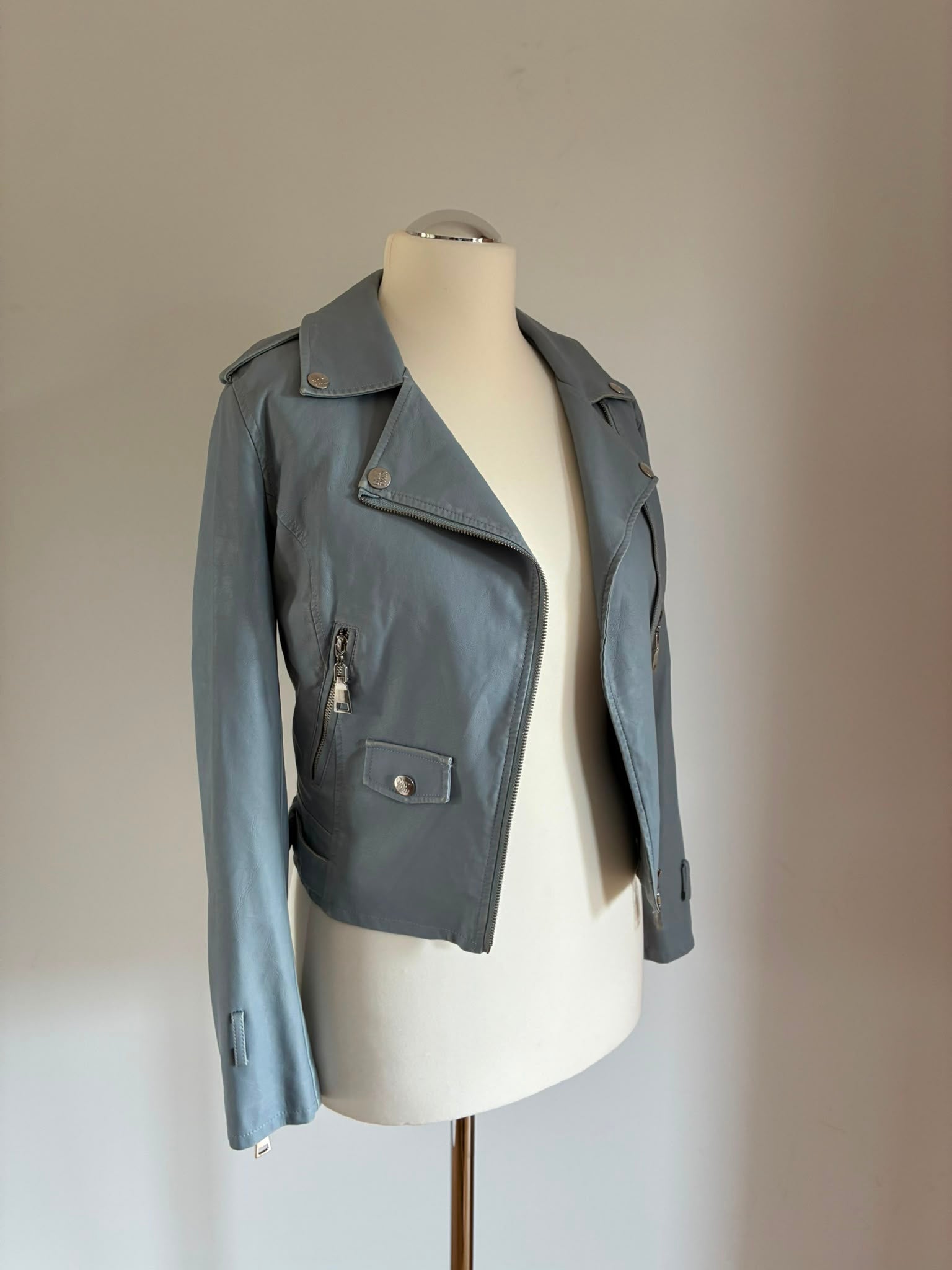 Besondere Twin Set Lederjacke Größe S 36 in Hellblau im Biker-Look – ungetragen