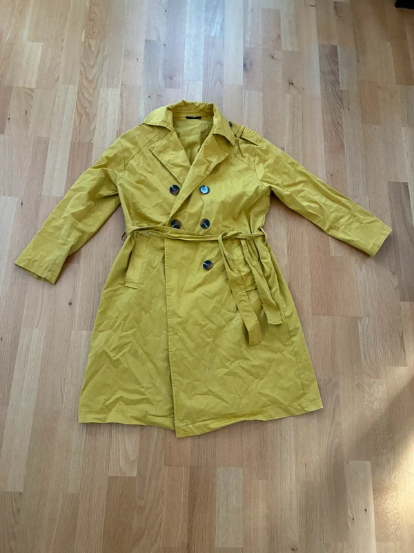 Senfgelber Trenchcoat, Vorderansicht