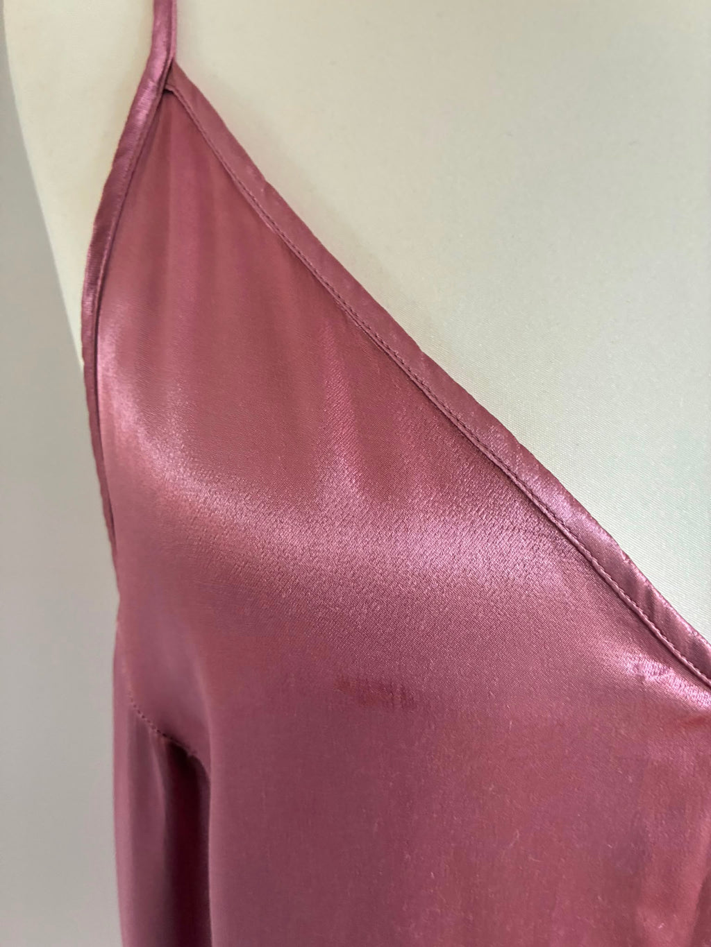 Weekday Slipdress, Detail des Brustbereichs mit sichtbaren Verfärbungen