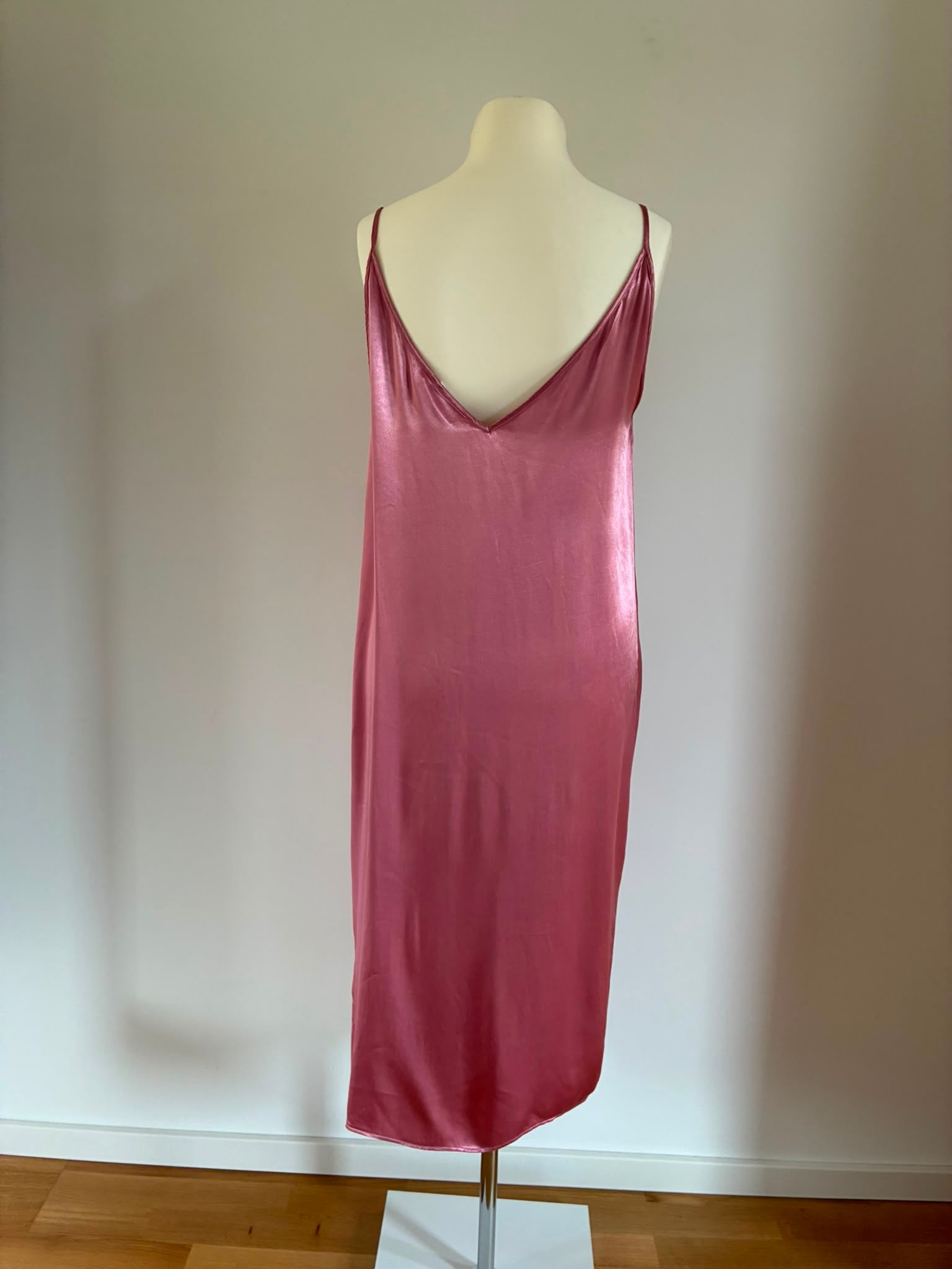 Weekday Slipdress in Rosé, Rückansicht mit tiefem V-Rücken