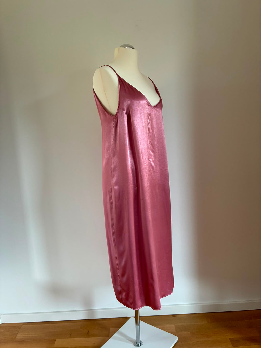 Weekday Slipdress in Rosé, Seitenansicht