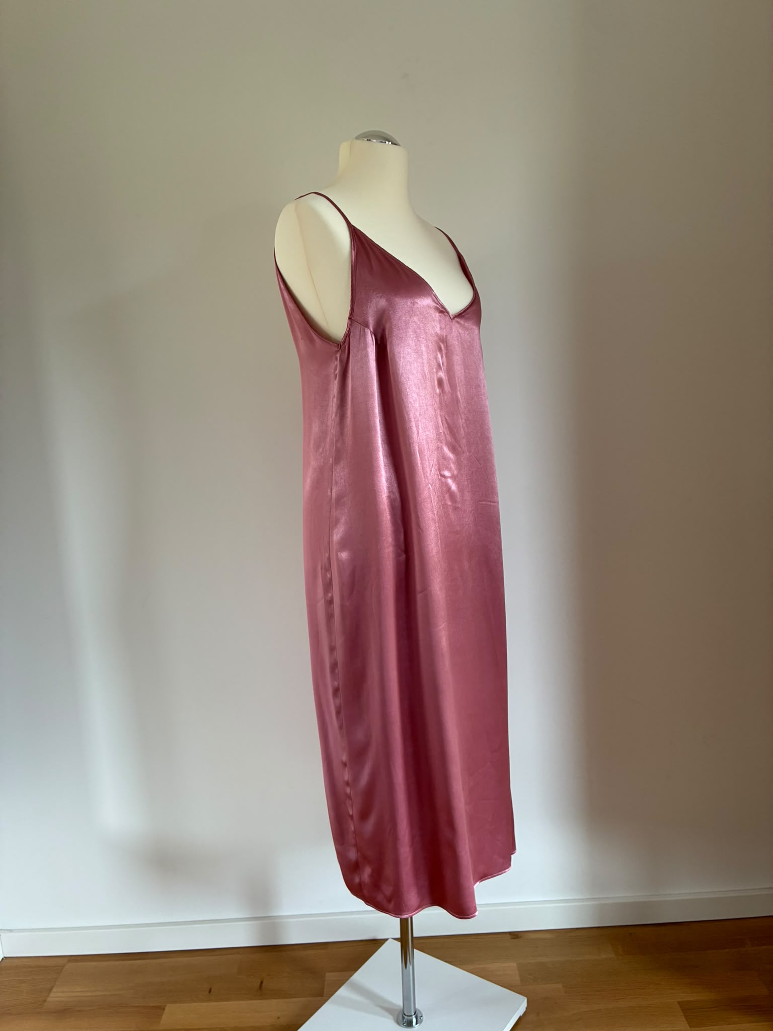 Weekday Slipdress in Rosé, Seitenansicht