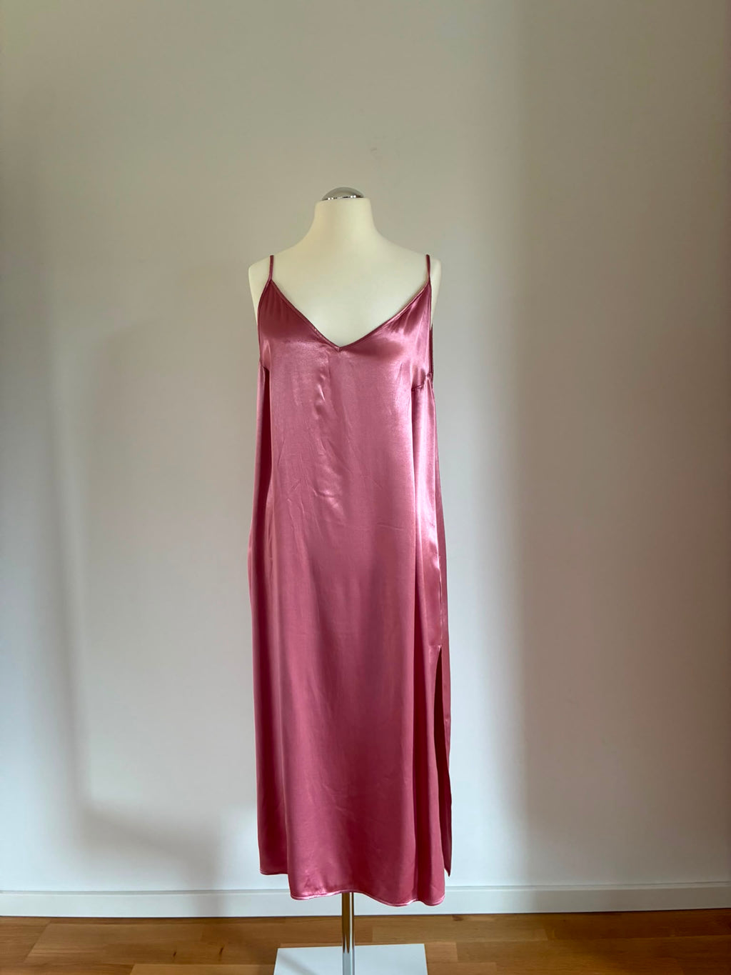 Weekday Slipdress in Rosé, Vorderansicht mit V-Ausschnitt und Seitenschlitz